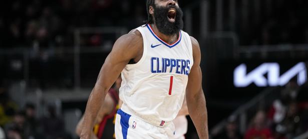 哈登回归赛场，出色防守首场状态亮眼，曼联观众沸腾！的简单介绍